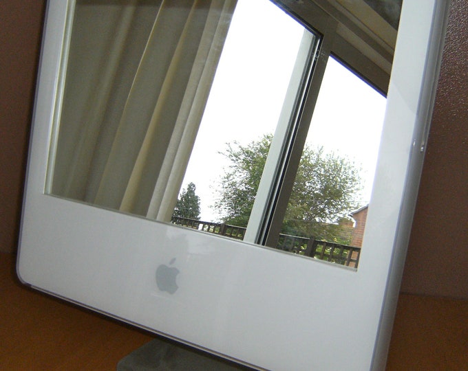 Apple iMac G5 'iMirror' - with stand