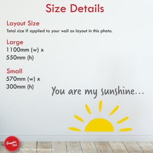 Peut inclure: Un mur blanc avec un graphique de soleil jaune et le texte "You are my sunshine..." en gris. Le texte "Size Details" est en rouge en haut de l'image. Le texte ci-dessous d&eacute;crit les options de taille pour l'autocollant mural&nbsp;: Grand - 1100&nbsp;mm (l) x 550&nbsp;mm (h) et Petit - 570&nbsp;mm (l) x 300&nbsp;mm (h).