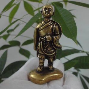 Retro Bronze Monk Figurine: Chinese Curio Collection