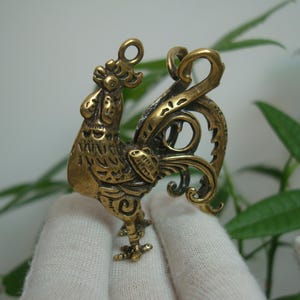 Antiqued latão sólido zodíaco galo estátua animal escultura chaveiro pingente