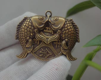 Llavero con colgante de estatua de pez doble de la suerte de bronce macizo chino antiguo