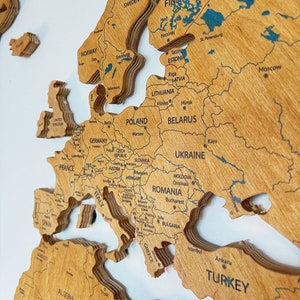 Carte murale en bois avec villes et rivières Carte du monde en bois avec carte murale imprimée Décoration d’intérieur en bois Cadeau de Noël Carte du monde épaisse