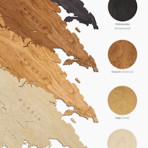Puede incluir: Un mapa del mundo de madera con diferentes tipos de madera para cada continente. El mapa muestra partes de Asia, Europa y Rusia. Los tipos de madera son Palisander (Rosewood), Orzech (Walnut), Dąb (Oak) y Naturalny (Natural).