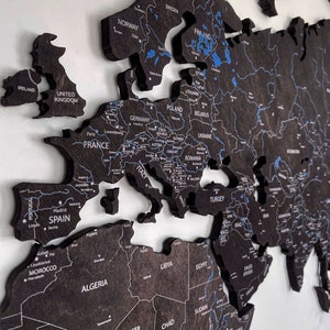 Carte murale en bois avec villes et rivières Carte du monde en bois avec carte murale imprimée Décoration d’intérieur en bois Cadeau de Noël Carte du monde épaisse