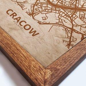 Plan de la ville de Cracovie, oeuvre d'art murale Cracovie, gravure au laser en bois, décoration murale en forme de carte, cadeaux ville, ville natale topographique, plans en bois