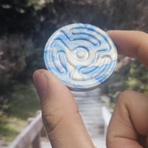 Moneda de laberinto de dedos/piedra de preocupación reciclada - Hecha a mano con plásticos reciclados (PLA)
