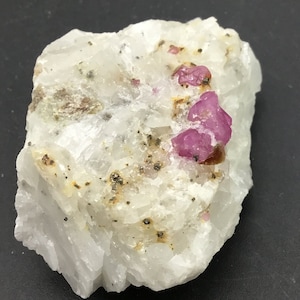 Espécimen rubí mineral de cristal curativo natural directamente de minas piedras preciosas de 61,40 gramos para joyas