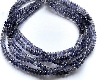 Könnte beinhalten: Eine Strähne blauer Edelsteinperlen, wahrscheinlich Amethyst oder Saphir, mit einer facettierten, leicht abgerundeten Form. Die Perlen sind auf einem durchsichtigen Faden aufgefädelt und haben einen Durchmesser von etwa 4 mm.