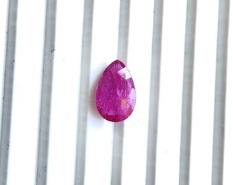 Könnte beinhalten: Ein birnenförmiger rosa Edelstein mit Facettenschliff.