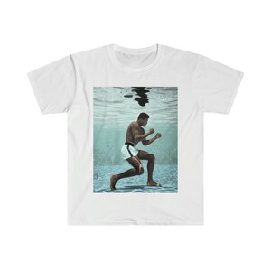 Muhammad Ali Boxing Underwater Graphic Tee / Vintage Muhammad Ali Underwater Boxing Graphic Unisex Softstyle Camiseta
