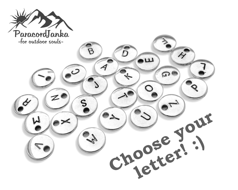 Pu&ograve; includere: Una collezione di ciondoli in metallo argentato a forma di lettere con un foro per la corda. Le lettere sono A, B, C, D, E, G, H, I, J, K, L, M, N, O, P, S, T, U, W, X, Y e Z. Scegli la tua lettera! :)