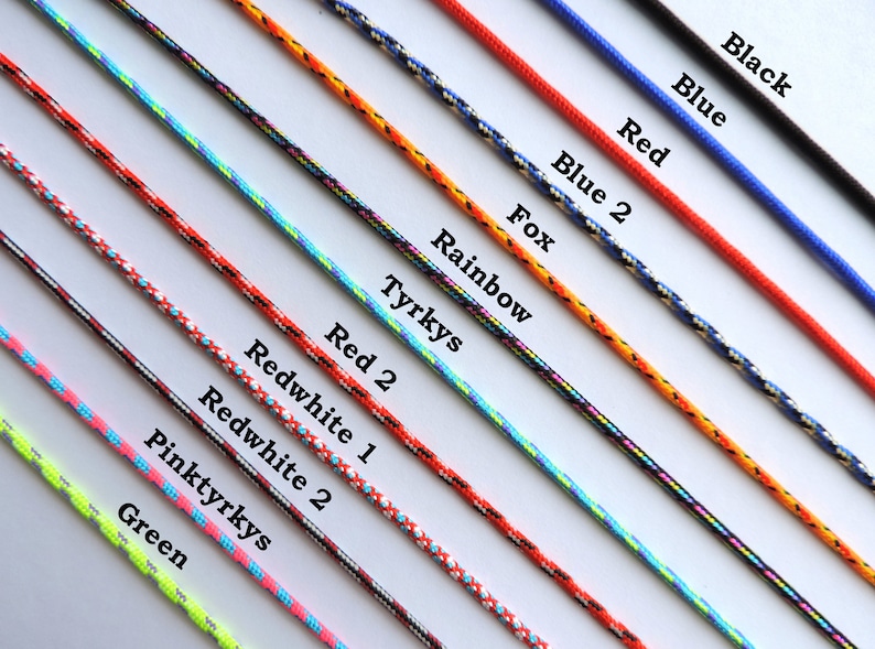 Pu&ograve; includere: Una variet&agrave; di cordoni colorati con diversi motivi e nomi, tra cui Nero, Blu, Rosso, Blu 2, Fox, Arcobaleno, Turchese, Rosso 2, Bianco e rosso 1, Bianco e rosso 2, Rosa turchese e Verde.