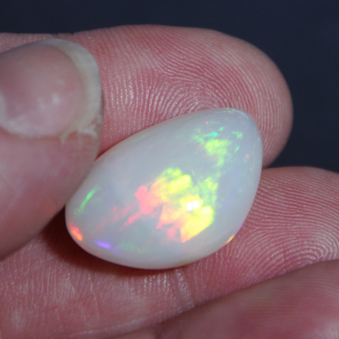 Opale Blanche D’Éthiopie Multicolore – 3,33 Carats – Ovale Taille – Naturelle, Non Traitée