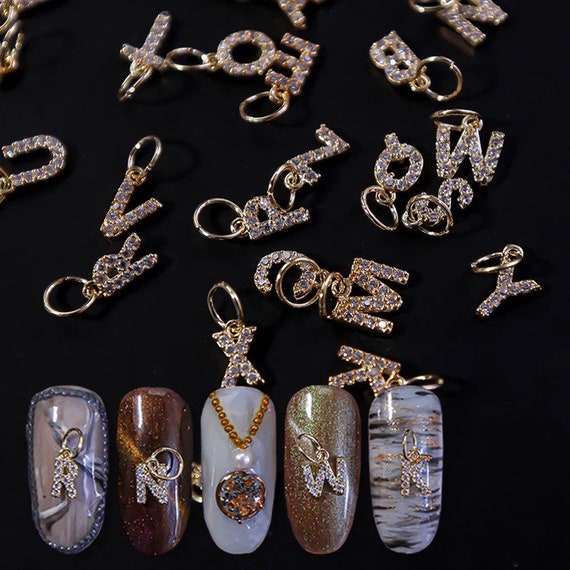 Didiseaon 52 Pezzi Di Ciondoli Per Unghie A Forma Di Lettera Ciondoli Per Manicure Set Di Perline Per Nail Art Gemme Argentate E Decorazioni