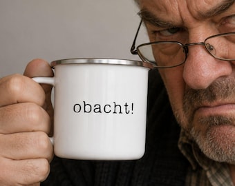 Die ultimative Schwabentasse fürs Büro: „Obacht!“, minimalistisch, aber nicht zu übersehen. Lustiges Geschenk für Schwaben