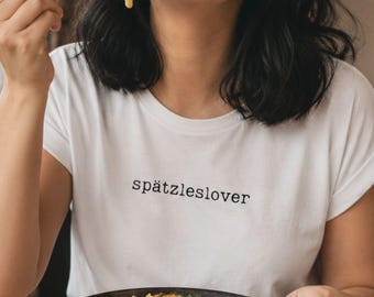 Lässig luftiges Sommer Statement Shirt für spätzleslover. Minimalistisch und mit schwäbischem Augenzwinkern. Geschenk für Frauen mit Humor.