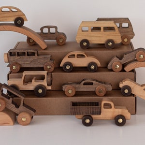 Macchinine giocattolo in legno personalizzate, giocattoli Montessori per bambini, set regalo per il primo compleanno di 1, 3 e 5 modellini di auto, regali per bambini fatti a mano, pista per auto in legno, gioco di finzione
