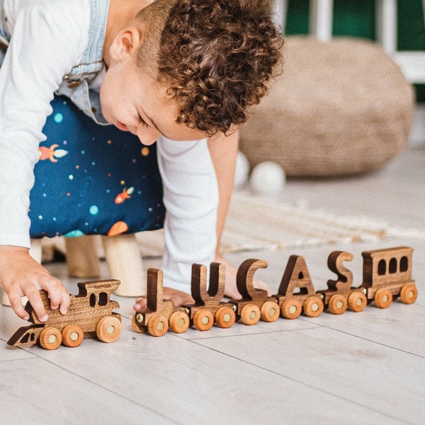 Nom de train personnalisé avec aimants, cadeau de Noël pour tout-petit, jouet en bois d'anniversaire garçon, baby shower, cadeau de baptême nouveau-né, cadeau souvenir de Pâques