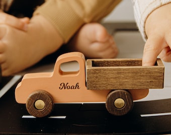 Petites voitures personnalisées. Jouets en bois pour enfants. Camion agricole avec nom. Jouets sensoriels pour tout-petits. Cadeaux d'anniversaire personnalisés pour bébé. Paniers de Pâques.