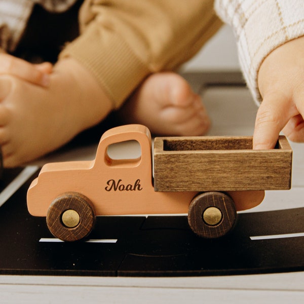 Personalisierte Spielzeugautos. Holzspielzeug für Kinder. Bauernhof-LKW mit Namen. Sensorisches Kleinkindspielzeug. Individuelle Geburtstagsgeschenke für Babys. Osterkörbchenfüller.