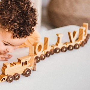 Tren de madera personalizado, decoración para habitación infantil, tren con imanes, regalo de recuerdo para recién nacidos, juguete Montessori para niños pequeños, regalo de Navidad para bebés.