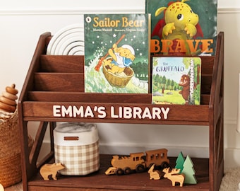 Estantería infantil personalizada, estantería de madera oscura, estante con nombre personalizado, decoración para habitación infantil, almacenamiento de libros Montessori, biblioteca infantil de Emma.