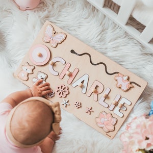 Houten bezig bord Gepersonaliseerde naampuzzel Cadeau voor babymeisje Kinderkamerdecoratie Eerste kerstcadeau Houten speelgoed 1e verjaardagscadeau afbeelding 1