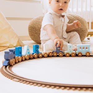 Tren personalizado con vía férrea. Recuerdo azul para baby shower. Regalo para el primer cumpleaños de niño. Regalo para el bautizo de niño. Tren de juguete de madera para niños pequeños. Regalo para niños.