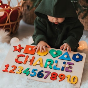 Tableau de calcul Montessori personnalisé, nom de bébé casse-tête, cadeau d'anniversaire unique pour garçon et fille, première Pâques pour tout-petit, formes et chiffres en bois image 1