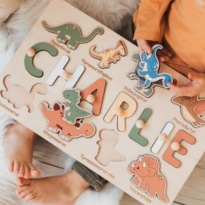 Puzzle con nome di dinosauro. Regalo per il primo compleanno di un amante dei dinosauri. Regalo per neonato. Regalo per il battesimo di un bambino. Regalo per nipote dai nonni. Regalo per nipote.