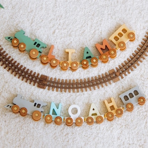 Construye tu propio tren. Trenes personalizados para niños. Juguetes de madera para bebés. Tren de letras con vagonetas e imanes. Incluye motor y furgón de cola.