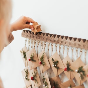 Adventskalender aus Holz für Kinder & Erwachsene. Weihnachtsgeschenke für Kinder. Hölzerne Feiertags-Dekor. Krippenszene Set. Advents-Kärtchen.