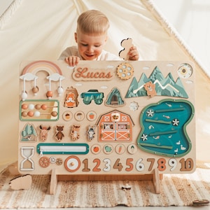 Woodland Busy Board, Custom Board 1 2 3 jaar oud, Baby Boy Gift, Gepersonaliseerde Montessori Board, Houten Peuterspeelgoed, Kerstcadeau voor kinderen afbeelding 1