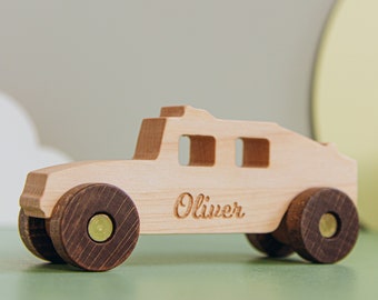 Voiture militaire personnalisée. Cadeaux bébé garçon. Paniers de Pâques. Véhicules en bois pour les tout-petits. Cadeau 1er anniversaire pour garçon. Les enfants font semblant de jouer.