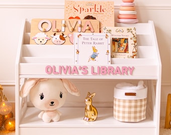 Personalisiertes Bücherregal für Baby-Mädchen, Kleinkind-Buchanzeige aus Holz, benutzerdefinierte Kindernamen-Kinderzimmer-Regal, Baby-Geburtstagsgeschenk, Spielzimmermöbel