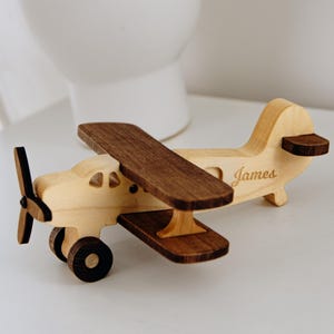 Trägröda dammvippor leksaksplan med namn miljövänlig leksak för småbarn personlig present till babypojke första påskpresent till barn