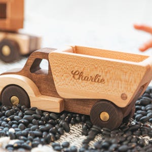 Konstruktion Sensorische Lastwagen Themenspiel Ostern Aktivität für Kinder Handgefertigtes Holzfahrzeug Weihnachten Korbstuffer Montessori Kleinkindauto