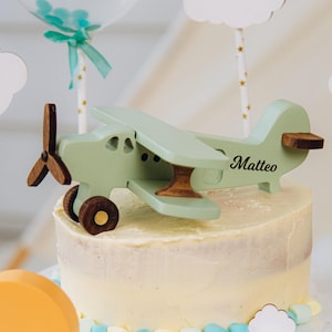 パーソナライズされた飛行機ケーキトッパー 男の子へのギフト ユニークな子供用ケーキトッパー 木製飛行機おもちゃ 初めての誕生日プレゼント 幼児向け感覚玩具