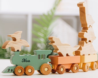 Train personnalisé avec dinosaures. Cadeau d'anniversaire dinosaure. Jouets sensoriels pour les tout-petits. Train en bois avec nom. Jouets agités. Cadeaux bébé garçon.