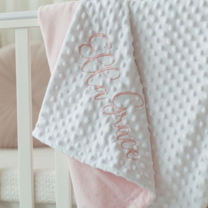 Manta para niña recién nacida, regalo de bautismo personalizado, manta minky personalizada con nombre, manta de bordado, mantas para envolver, regalo de baby shower imagen 1