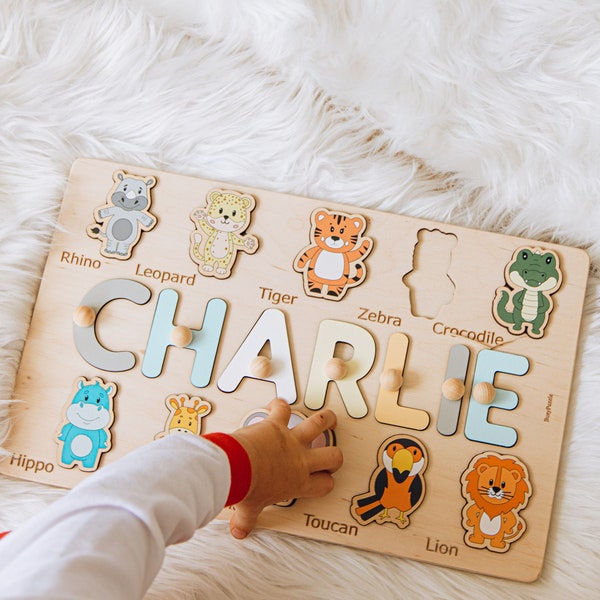 Puzzle de noms avec des animaux de safari. Faire semblant de jouer aux tout-petits. Jouets pour enfants en bois. Cadeau de Pâques personnalisé. Cadeaux pour bébé. Jouet sensoriel 2 ans.