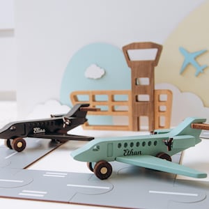 Avions en bois avec nom Avions colorés Jouets pour 3 ans Jouets sensoriels Cadeau de baptême pour garçon Cadeau de premier anniversaire pour tout-petit Jeu de simulation