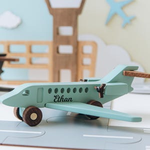 Houten speelgoed vliegtuig met naam zintuiglijke activiteit speelgoed handgemaakt aangepast vliegtuig doopcadeau Montessori speelgoed voor peuters kinderen fantasiespel