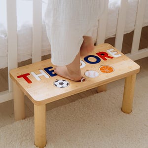Hochwertiger Name Puzzle Hocker - Holz Hocker für Kleinkinder - Personalisiertes Weihnachtsgeschenk für Enkel - Sport Kinderzimmer Dekor