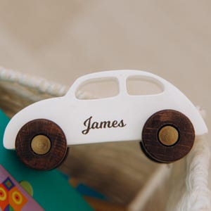 Niedliches Osterkorb-Stuffer Spielzeugauto mit Namen Holzspielzeug für Kinder Personalisierte Kleinkind Geschenke Erstes Weihnachten Babygeschenk Sensorisches Spielzeug für Kinder