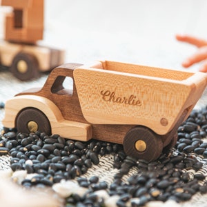 手作り木製ダンプトラックおもちゃ、子供への誕生日プレゼント、男の子に最適なおもちゃ、子供ごっこ遊び用の環境に優しい建設車両