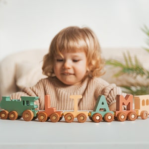 Bauen Sie Ihren eigenen Zug. Personalisierte Züge für Kinder. Holzspielzeug für Kleinkinder. Waggon Buchstabenzug mit Magneten. Motor und Caboose enthalten. Bild 7