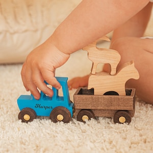 Spielzeug Traktor. Kleinkind-Rollenspiel. 2 Jahre alter Junge Geschenk personalisiert. Holz Bauernhof. Handmade Kinderspielzeug. Erstes Ostergeschenk. Bild 1