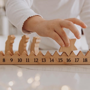 Calendario de Adviento con estrella. Belén. Cuenta atrás para Navidad. Regalos de Navidad. Decoración navideña. Adornos de madera. Tarjetas de actividades de Adviento
