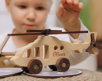 Hélicoptère jouet personnalisé avec héliports. Cadeau de bébé garçon. Avion jouet en bois. Jouets pour tout-petits. Garçon d'anniversaire. Cadeaux de Pâques souvenirs pour les enfants.